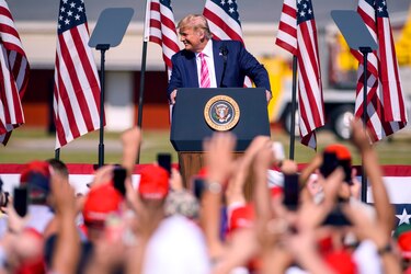 Donald Trump emite voto anticipado en Florida y acelera la campaña