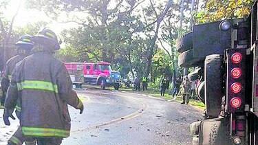 Colisión de camiones de firma avícola deja herido de gravedad