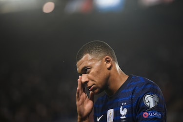 Mbappé denuncia ‘racismo’ tras su penal fallado y contradice a presidente de su federación