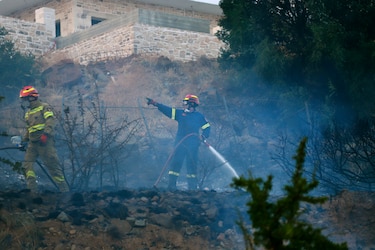 El incendio de Creta sigue descontrolado mientras remiten los demás frentes en Grecia
