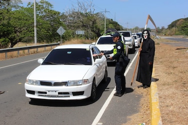 Hieren a un agente del Senan; imponen 285 boletas en Domingo de Carnaval en Los Santos