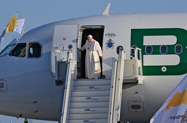El papa Francisco llega a Chipre en una visita centrada en la migración