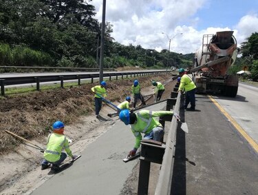 Lento recorrido hacia el puente Centenario