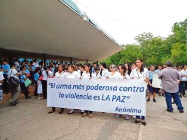 Tras muerte de docentes, marchan por la paz