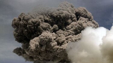 Ecuador, en alerta tras fuerte expulsión de ceniza de volcán próximo a Quito
