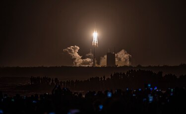 China lanza una sonda para traer muestras de la Luna