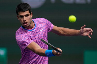 Alcaraz arrasa a Auger-Aliassime y vuela a los octavos de Indian Wells