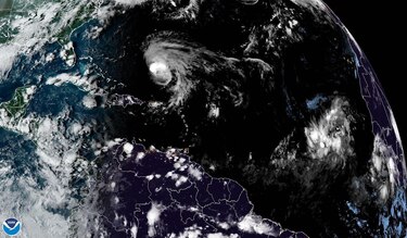 Tormenta tropical Earl se fortalece y amenaza a las Bermudas
