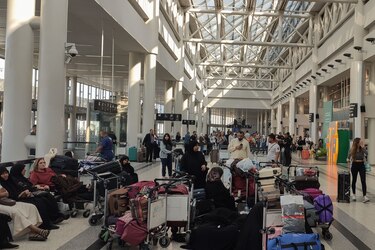 Los libaneses se agolpan para salir del país en su único aeropuerto sin apenas vuelos