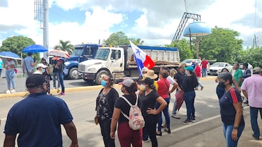 En Azuero manifestantes permiten el paso de vehículos que abastecen a los comercios de la región