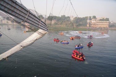 Nueve detenidos tras el colapso de un puente que dejó 134 muertos en la India