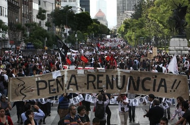 Miles de mexicanos claman por justicia por sus estudiantes