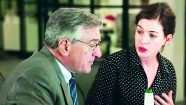 Anne Hathaway enseña facebook a Robert de Niro