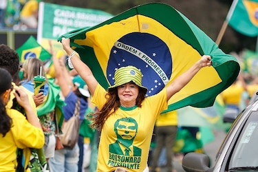 Miles de brasileños participan en manifestación pro-Bolsonaro en plena pandemia