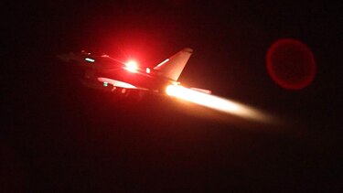 Hutíes dicen que seguirán atacando buques en el mar Rojo, pese a los bombardeos contra Yemen