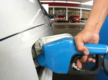 Gasolina cae a 2 dólares el galón