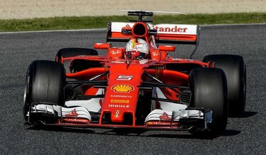Sebastian Vettel y Ferrari marcan el paso