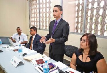 Debate universitario: 'La Constitución debe ser para la gente'