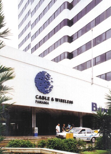 Cable & Wireless tiene luz verde para comprar Claro
