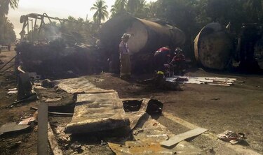 Al menos 24 muertos en choque de autobús y camión cisterna en México