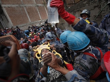 Rescatan a un adolescente de 15 años cinco días después del sismo en  Nepal