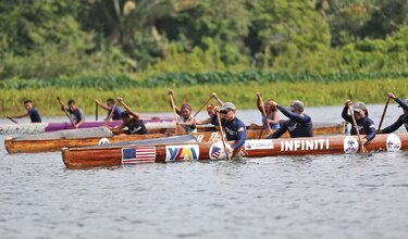 Remando en aguas canaleras