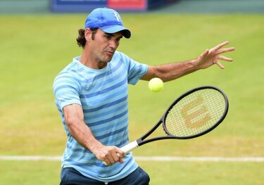 Federer remonta y avanza a cuartos en su debut en Halle