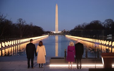 La víspera de su investidura, Biden rinde homenaje a los muertos por la Covid-19
