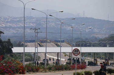 Maduro refuerza bloqueo de puente fronterizo con Colombia