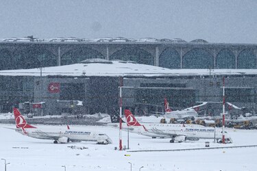 Reabre aeropuerto de Estambul tras nevada que paralizó Turquía y Grecia