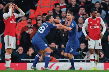 Chelsea remonta en tramo final ante el Arsenal 