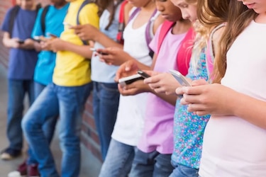 Nueva Zelanda prohibirá los celulares en las escuelas para mejorar el rendimiento escolar