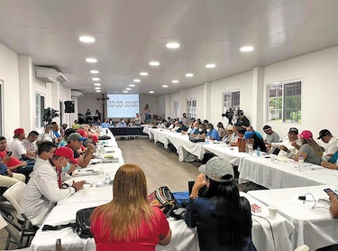 La primera fase del diálogo se extiende en medio de recesos