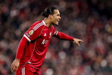 Van Dijk acerca al Liverpool a puestos europeos