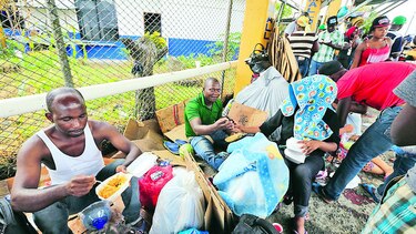 Africanos aguardan en la frontera