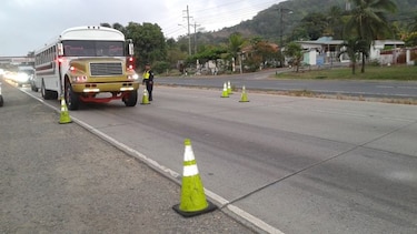 Retienen a 'diablos rojos' y busitos que se dirigían a ríos y playas