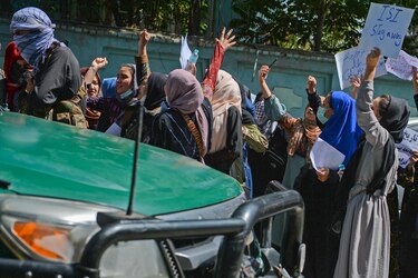 Talibanes dispersan nuevas protestas en Kabul y siguen preparando gobierno
