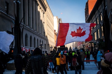 Policía retoma por la fuerza parte del control del centro de Ottawa