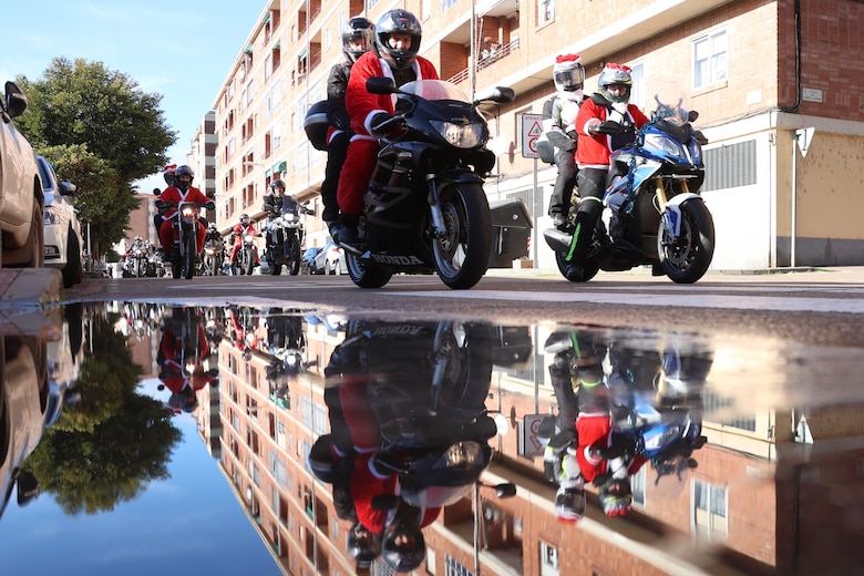 Cientos de motoristas disfrazados de Papá Noel recorren Zamora con un fin solidario