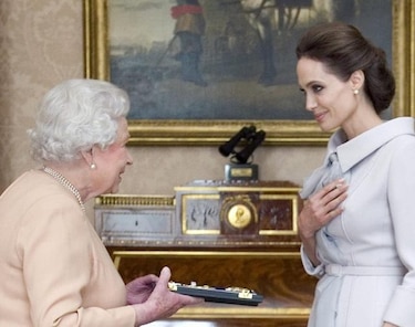 Reina Isabel II distingue a Angelina Jolie con el título de Dama