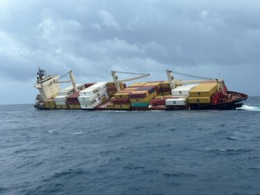 Contenedores del buque con carga peligrosa hundido frente a la India llegan a la costa