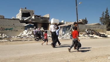 Decenas de familias del EI huyen hacia su bastión de Al Raqqa desde Alepo