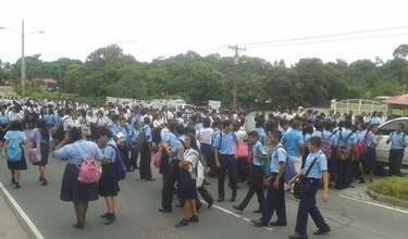 Estudiantes de Chame cierran vías; denuncian fallas eléctricas en plantel