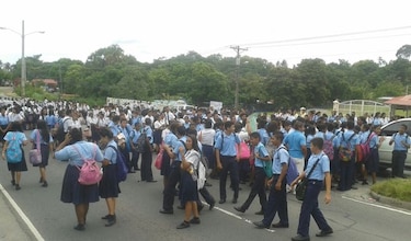 Estudiantes de Chame cierran vías; denuncian fallas eléctricas en plantel