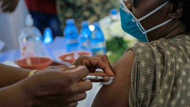 Cientos de ugandeses inyectados con vacunas falsas contra la Covid-19