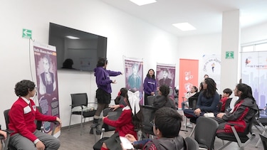 Organizaciones buscan revertir la brecha en carreras STEM con solo un tercio de mujeres