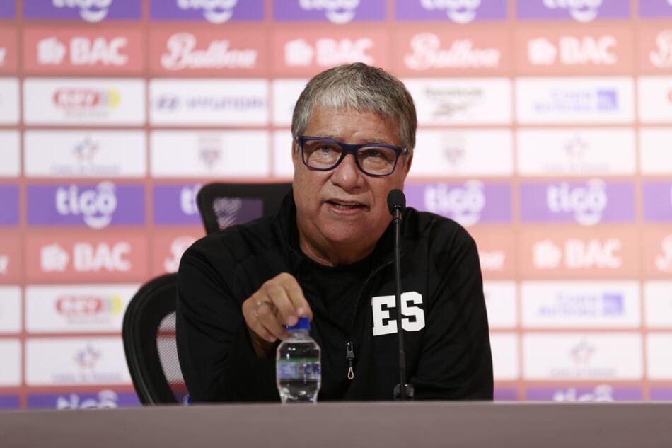 Bolillo perdió las casillas tras ser increpado por fanático salvadoreño