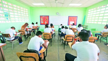 Eliminan del pénsum una hora de español y otra de inglés
