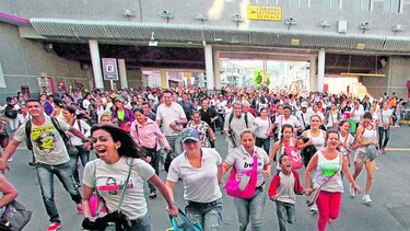 Venezolanos buscan alimentos en Colombia