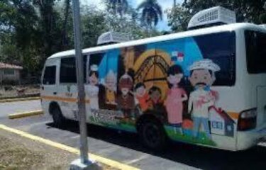 Vandalizan unidad móvil de vacunación de la Región Metropolitana de Salud en Don Bosco